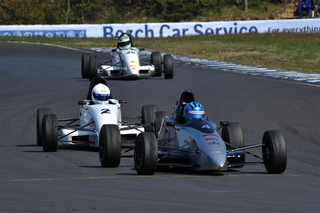 Nicklas Ingemann (4) og Mathias Smith (2) jagter deres første sejre i Formel Ford
(Foto: Henning Smed)